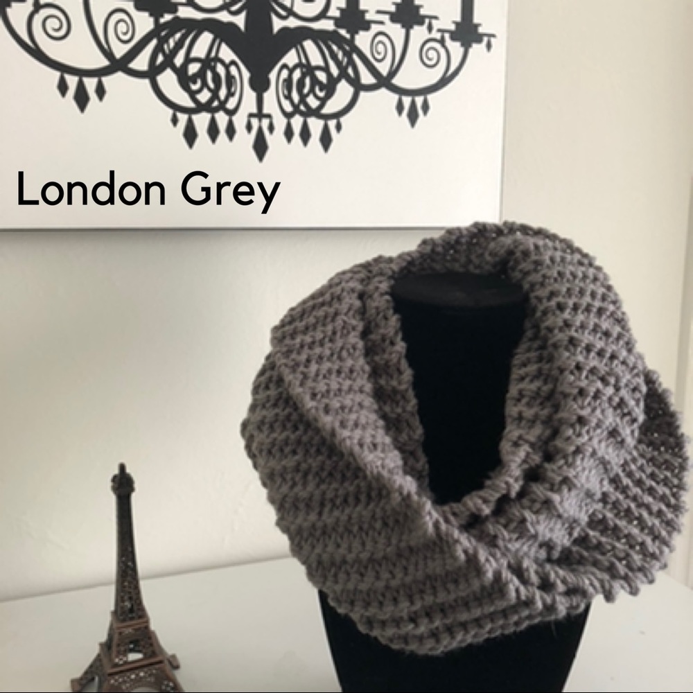 Infinity scarf in grey